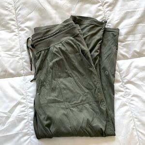 Lululemon Studio crop jogger
